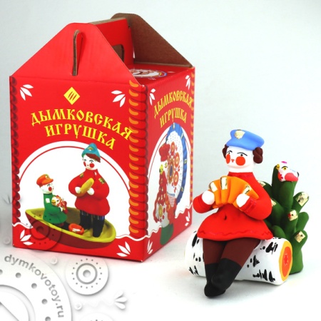 Мужик на бревнышке с гармошкой